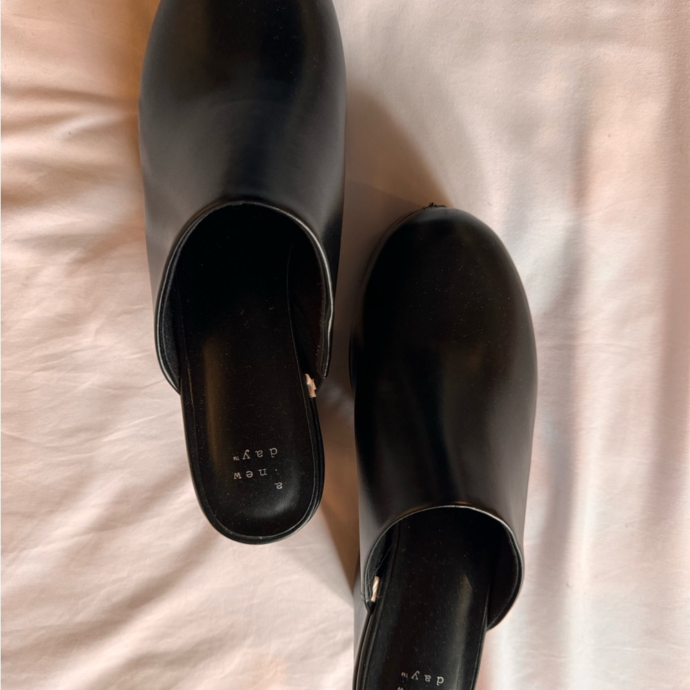 Target New Day pre owned clog with a approximately 3/12 inch platform